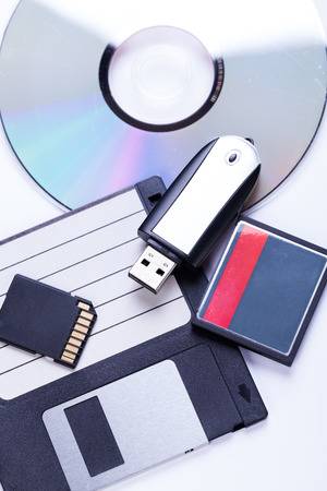 die auswahl der verschiedenen computerspeicher für daten und informationen einschließlich einer cd dvd dis